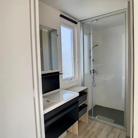 Mobil-home Grand Confort 4 Pers: Piscine Chauffee, Pres De La Plage, Parking Inclus - Fr-1-361a-48 * Jullouville-les-Pins